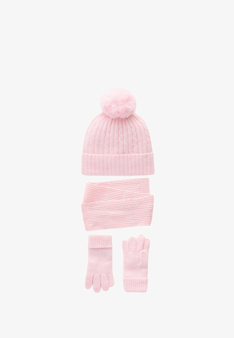 Helle rosa Strickmütze mit einem Pompon, passender Schal mit gerippter Textur und Handschuhe mit gerippten Bündchen. Gemütliches Winter-Accessoire-Set.