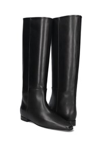 Hoge zwarte leren laarzen met een spitse neus en een platte zool. Gladde textuur met minimale stiksels en een gestroomlijnd, recht ontwerp.