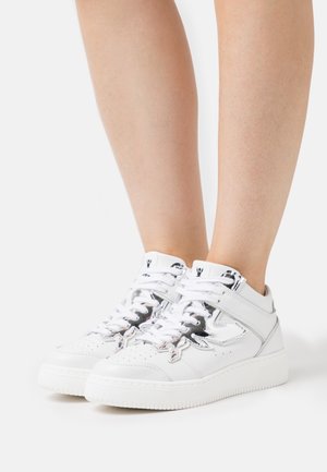 Patrizia Pepe, Sneaker low - white