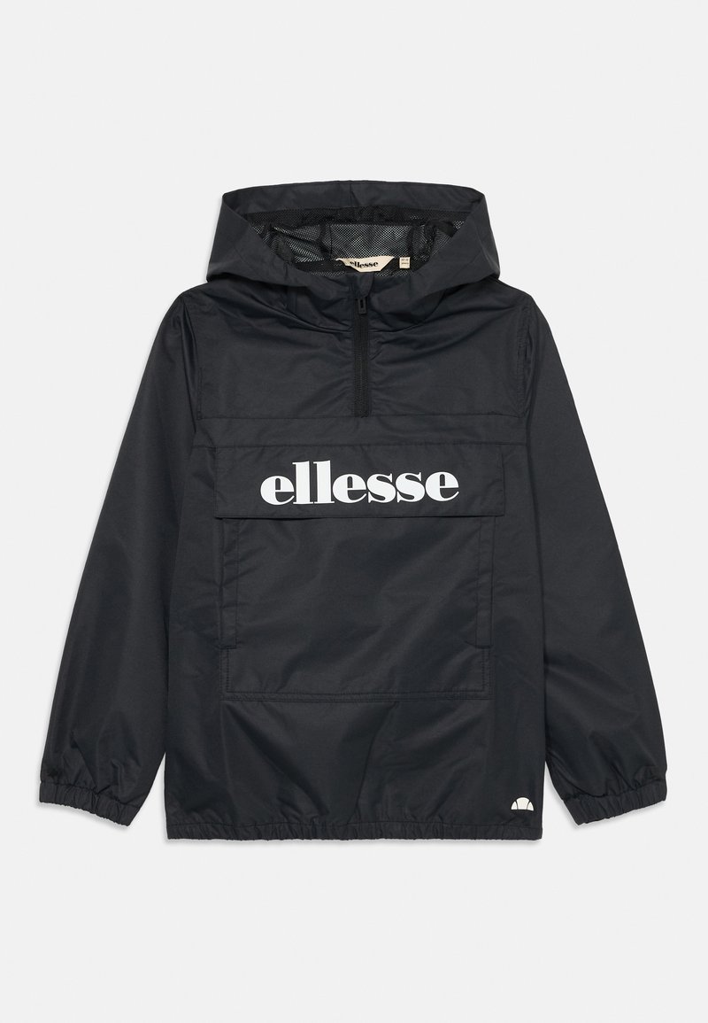 Juodas gobtuvu vėjas nepraleidžiančių striukė su priekinėmis kišenėmis ir baltu "ellesse" logotipu krūtinėje bei mažu logotipu šalia apdailos.