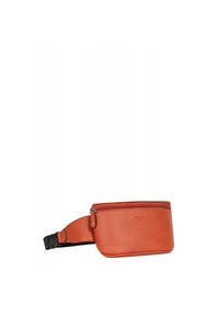 Marsupio in pelle arancione con chiusura a zip, texture liscia, tracolla nera regolabile e logo goffrato discreto sul fronte.