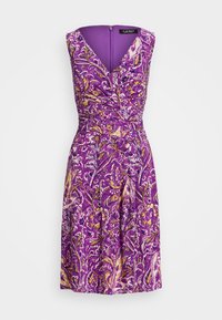 Fioletowa sukienka w kwiaty z fasonem kopertowym, dekoltem w serek oraz dopasowanym wcięciem w talii. Posiada żółte i białe akcenty w wzorze. Zapięcie z tyłu na zamek.