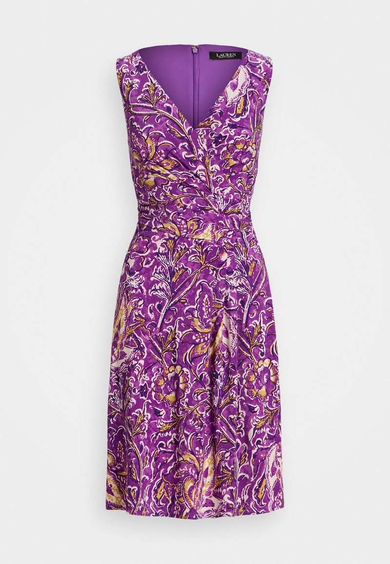 Fioletowa sukienka w kwiaty z fasonem kopertowym, dekoltem w serek oraz dopasowanym wcięciem w talii. Posiada żółte i białe akcenty w wzorze. Zapięcie z tyłu na zamek.