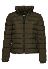 Quiltet pufferjakke i mørkegrøn med høj krave, frontlynlås og sidelommer. Stoffet har et subtilt ternet mønster.