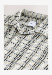 Unselected, ecru blue