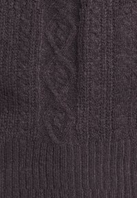 Dunkelgrauer gestrickter Stoff mit einem strukturierten Design aus erhabenen Rautenmuster und einem gerippten Abschnitt am unteren Ende. Weiche und dicke Textur.