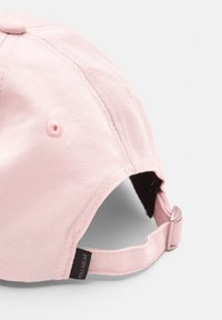 Casquette de baseball en coton rose avec un visière arrondie, des œillets de ventilation et une sangle ajustable avec une étiquette de marque à l'arrière.