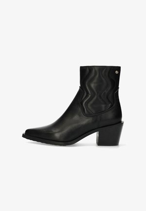 Botín negro de piel con acentos de diseño ondulado, punta afilada y tacón cuadrado. Textura suave con un minimalismo en los detalles de herrajes.