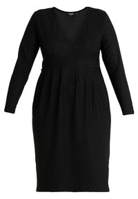 Czarna sukienka z długim rękawem, z głębokim dekoltem w kształcie V, plisowanym stanem i bocznymi kieszeniami, wykonana z fakturowanej tkaniny z subtelnym połyskiem.