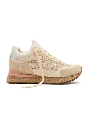 Sneaker color beige chiaro con una texture intrecciata sulla tomaia, dettagli in suede e una suola in juta intrecciata. Il tallone presenta un dettaglio rosa.