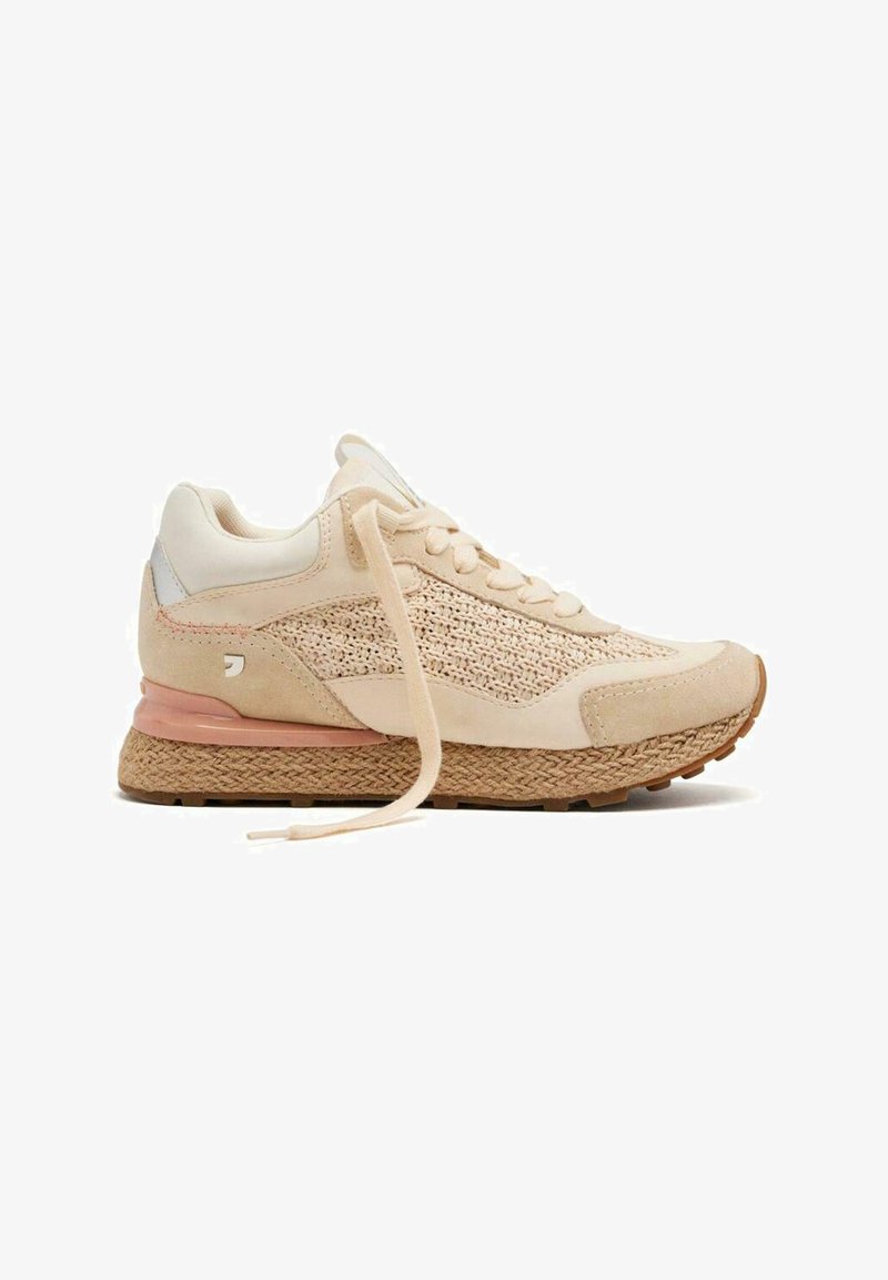 Zapatillas de color beige claro con textura tejida en la parte superior, acentos de ante y una suela de yute trenzado. El talón incluye un detalle en rosa.