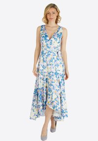 Blumenkleid im Wickelstil mit V-Ausschnitt, das eine Mischung aus Blau, Gelb und Weiß zeigt. Fließendes Design mit asymmetrischem Saum und Bindedetail.