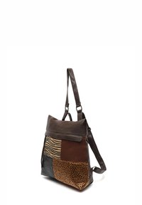 Hnědá kožená taška s různými texturami; části zahrnují zebrovaný vzor, jednobarevnou hnědou a skvrnitý hnědý vzor. Nastavitelný ramenní popruh.