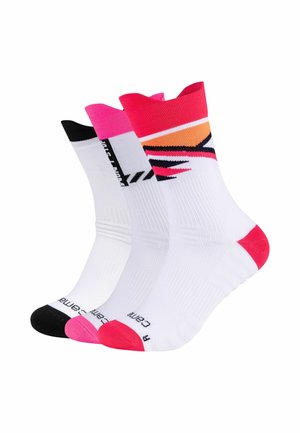Tre paia di calzini sportivi bianchi con punte e polsini colorati: punte e polsini neri, punte e polsini rosa, e punte rosse con polsini multicolore arancione, rosa e nero.