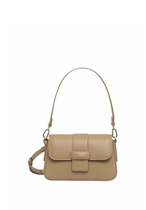 Sac à bandoulière en cuir beige avec fermeture à rabat, bandoulière réglable et ferrures dorées, avec logo Lacoste embossé à l'avant.