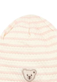 Bonnet en maille douce pour bébé avec des rayures horizontales rose pâle et un petit visage de nounours brodé sur le devant.