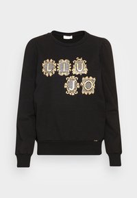 Sudadera negra con mangas abullonadas y un diseño decorativo en dorado y negro con marcos ornamentados y las letras "LIUJO" en la parte delantera.
