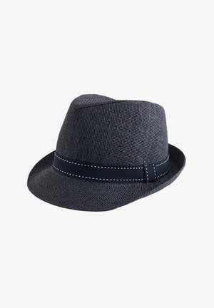 Ciemnoszara, pleciona fedora z zakrzywionym rondem, z granatową wstążką ozdobioną białym przeszyciem. Teksturowany materiał.
