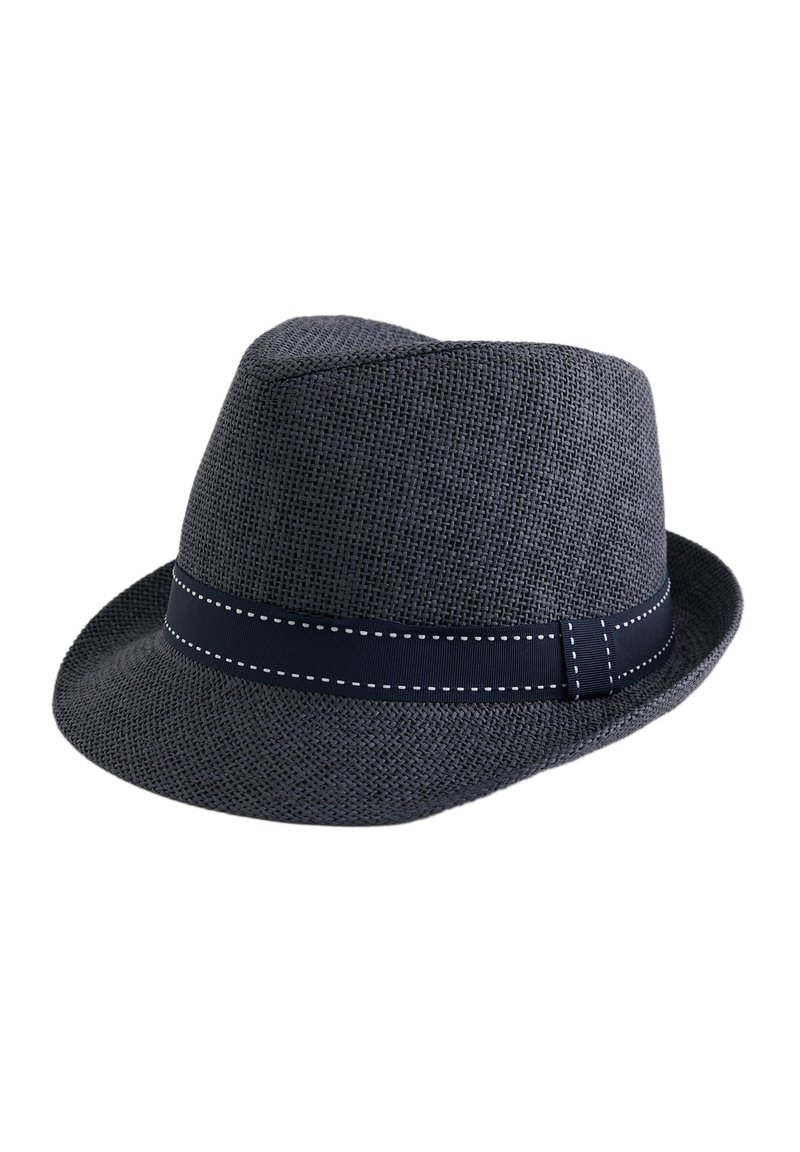 Mörkgrå vävd fedora-hatt med en böjd skärm, prydd med ett marinblått band med vitt sömnad. Texturerat material.
