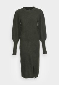 Robe tricotée vert foncé avec texture côtelée, manches longues bouffantes et une fente latérale pour un détail supplémentaire. Encolure ronde et silhouette ajustée.