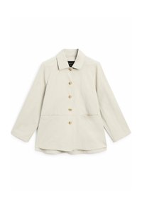 Lichtbeige knoopjack met lange mouwen, platte kraag en twee voorzakken, gemaakt van gladde stof.
