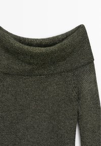 Schulterfreies Top aus dunkelgrünem Strickstoff mit einer weichen, strukturierten Oberfläche und einem breiten, gefalteten Kragen. Geeignet zum Schichten.