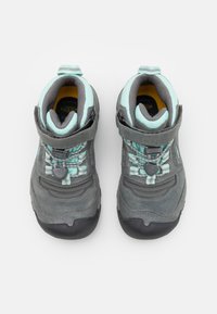 Graue Wanderschuhe aus strukturiertem Leder mit Mesh-Akzenten und mintgrünen Schnürsenkeln. Merkmale sind ein sicherer Riemen und eine robuste Gummisohle.