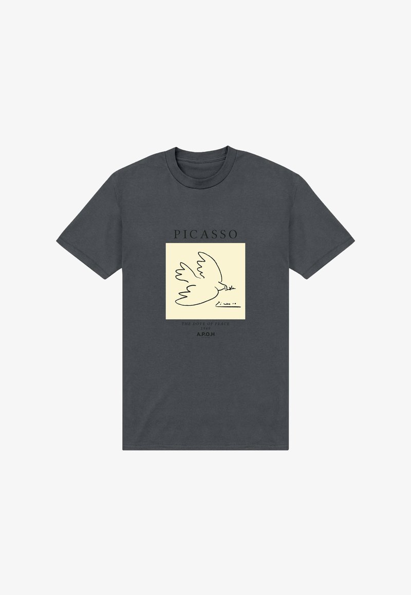 T-shirt gris foncé avec un dessin minimaliste d'une colombe dans le style de Picasso tenant une branche d'olivier et le texte : "PICASSO" et "LA COLOMBE DE LA PAIX 1949 A.P.O.H".