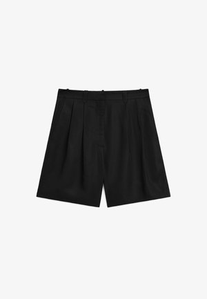 Zwarte op maat gemaakte shorts van een gladde, lichtgewicht stof. Met plooien, twee zijzakken en een strakke tailleband.