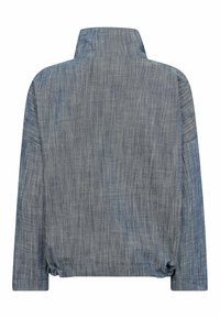 Tagantvaade sinihallile pikale varrukale jope, millel on kõrge krae ja lõdvem istuvus, ning millel on peened vertikaalsed tekstuuri detailsused.