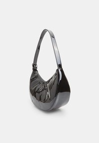 Borsa a spalla in pelle verniciata nera con forma arrotondata, chiusura a zip e tracolla regolabile, caratterizzata da un sottile dettaglio del logo impresso.