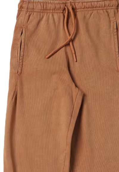 Jogging in tessuto marrone, leggero, con vita elasticizzata, cordino e tasche laterali, caratterizzato da una finitura in tessuto testurizzato.