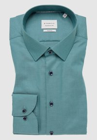 Teal gestructureerd overhemd met een slim fit, button-down kraag en donkere knopen. Beschikt over een enkel zakje op de linker manchet.