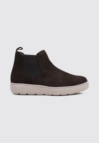 Bottine en daim marron avec des panneaux latéraux élastiques, une bandoulière et une semelle en caoutchouc beige. Présente un bout arrondi et un design minimaliste.