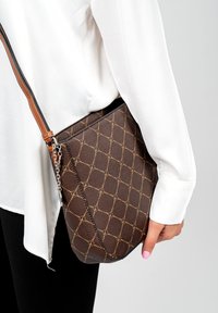 Tamaris ANASTASIA - Axelremsväska - brown/cognac