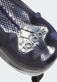 Scarpa da calcio viola e argento con una parte superiore testurizzata, dettagli metallici lucidi e sei tacchetti rotondi per la trazione. Presenta il logo Adidas.
