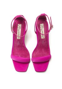 Sandali con tacco alto fucsia, con punta quadrata, design aperto e delicate fascette alla caviglia; soletta testurizzata con etichetta del marchio.