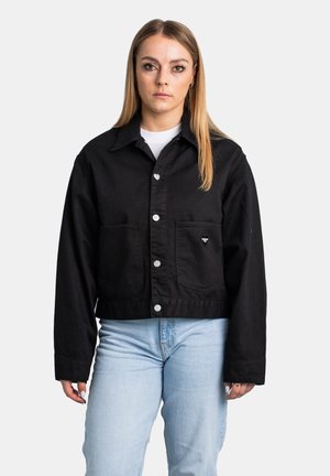 Giacca di jeans nera cropped con due tasche frontali, chiusure con bottoni argentati e piccolo logo a forma di cuore sulla tasca sinistra. Tessuto testurizzato.