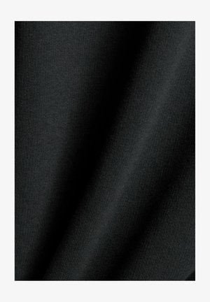 Schwarzer Stoff mit glatter Textur und sichtbarer Strickstruktur, der sanfte Drapierungen und einen leichten Glanz im Licht zeigt.