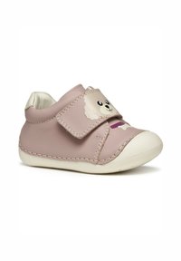 Scarpa in pelle rosa con cinturino in velcro. Presenta un design con faccia di cane, dettagli cuciti, punta rotonda e una suola in gomma bianca.