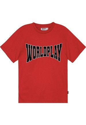 Czerwona bawełniana koszulka z okrągłym dekoltem, krótkimi rękawami i wyraźnym czarnym napisem "WORLDPLAY" w łukowatym wzorze na przodzie.