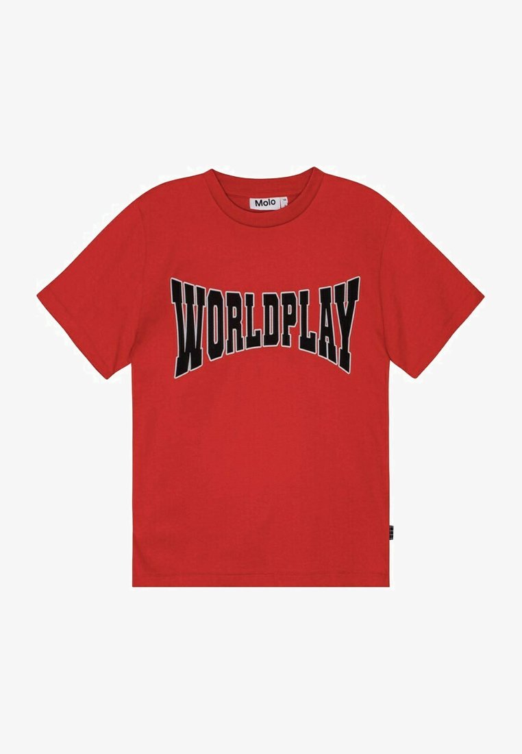 Rød bomulds T-shirt med rund hals, korte ærmer og fed sort tekst, der står "WORLDPLAY" i en buet design på fronten.