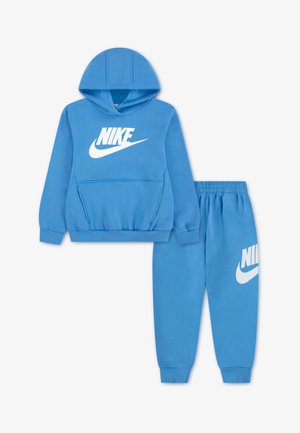 Modrý teplákový set pozostávajúci z mikiny s kapucňou a zodpovedajúcich teplákových nohavíc. Vyrobený z jemnej tkaniny s bielym logom Nike na oboch častiach.