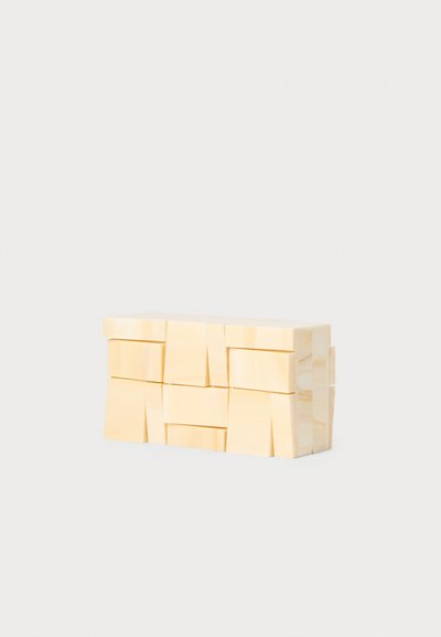 Un teanc de autocolante goale de culoare galben pal, cu o textură netedă și formă rectangulară, aranjate într-o formare ordonată în bloc.