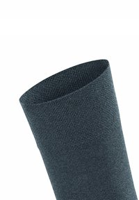 Ciemnoszara skarpetka o miękkim, teksturowanym wzorze dzianiny; posiada szeroki mankiet i gładkie ciało przechodzące do palców.