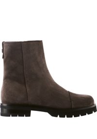 Bottine en daim marron avec un bout rond et une semelle noire robuste. Présente une tige sans coutures et un détail de couture subtil, conçue avec une silhouette moderne.