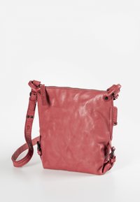Rosa Leder-Umhängetasche mit strukturiertem Oberflächenfinish, Reißverschluss, verstellbarem Tragegurt und dekorativen Hardware-Akzenten. Kompakte rechteckige Form.