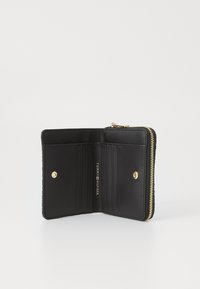 Zwarte leren portemonnee met een ritssluiting, gouden hardware, meerdere kaartsleuven en een soepele textuur. Het interieur heeft een logo-stempel.