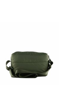 Sac bandoulière matelassé vert foncé avec une fermeture éclair, une sangle réglable et une texture lisse. Forme rectangulaire compacte. Aucun détail de quincaillerie visible.