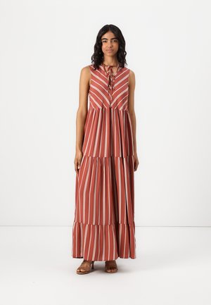 Rochie maxi în nuanță de rugină cu dungi verticale albe, design fără mâneci, decolteu reglabil cu șnur și fustă în straturi pentru un plus de volum.